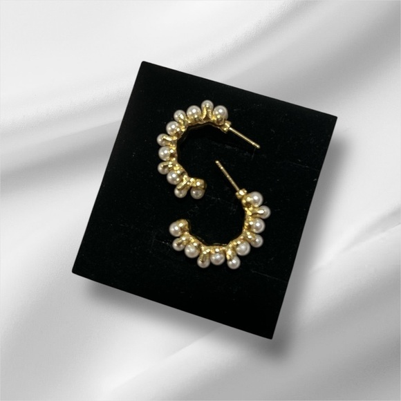 Elegant Gold and Pearl Hoop Earrings - Picture 1 of 3